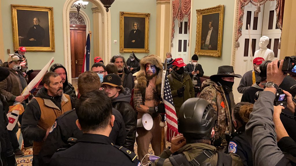 img-Des manifestants pro-Trump envahissent le Capitole, la session pour certifier la victoire de Biden suspendue