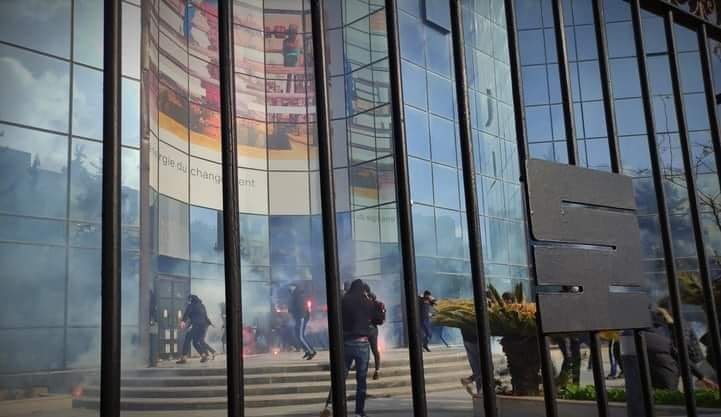img-Alger: Des supporters du MCA attaquent le siège de Sonatrach