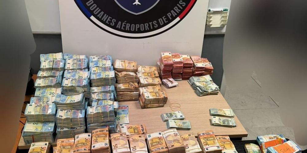 img-Saisie record de 2,4 millions d’euros en liquide sur deux passagers algériens