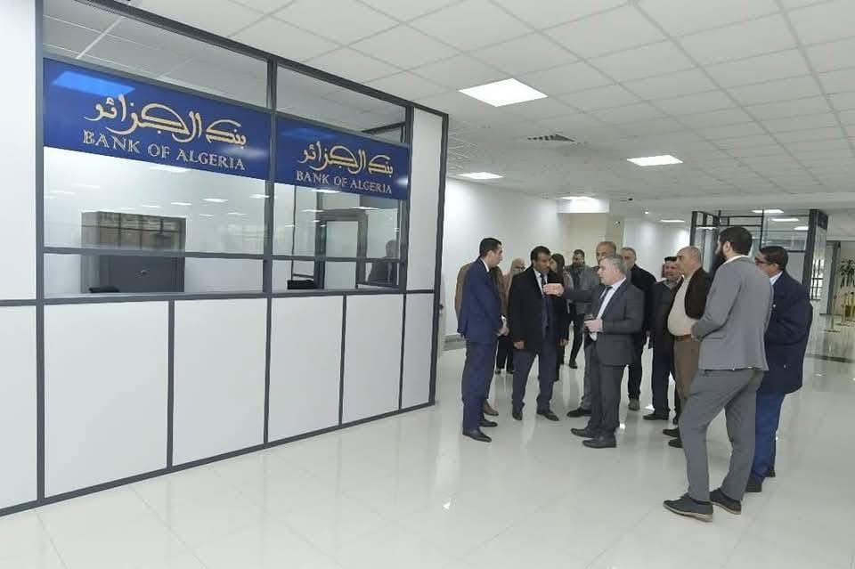 img-Nouvelle allocation touristique : Abdelkrim Bouzerd inspecte les bureaux de changes à Oran