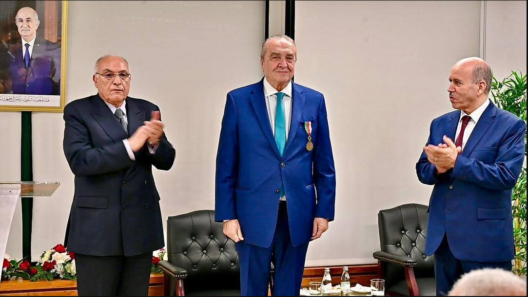 img-توشيح السفير عمار بن جامع وسام الاستحقاق الوطني