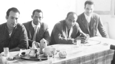 Avec les combattants de l'ALN (Armée de libération nationale). Il était aussi le diplomate du GPRA auprès des pays d'Afrique qui avaient accédé à l'indépendance. (Photo Fonds d'archives Frantz Fanon / IMEC Images