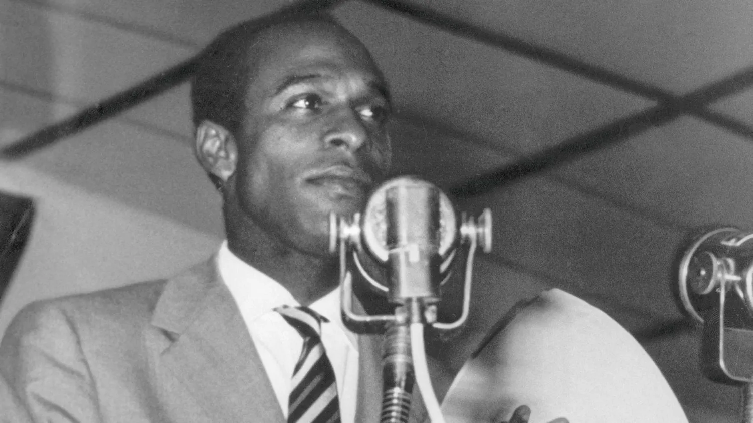 Frantz Fanon, délégué du Gouvernement provisoire algérien (GPRA) lors de la Conférence de solidarité afro-asiatique à Conakry (Guinée), avril 1960.