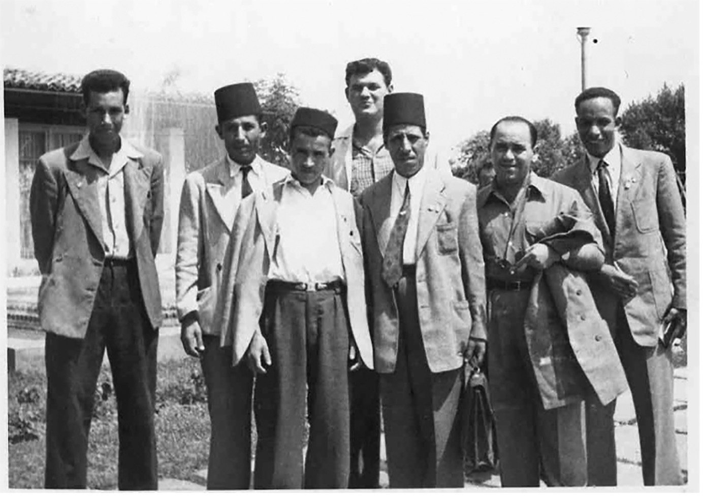 Blida, vers 1954. À droite, Fanon ; à sa droite, l’infirmier René Zaquin ; derrière, le docteur Georges Counillon. L’homme en cravate et chechia, à gauche, pourrait être Bouali Taleb, militant du PCA