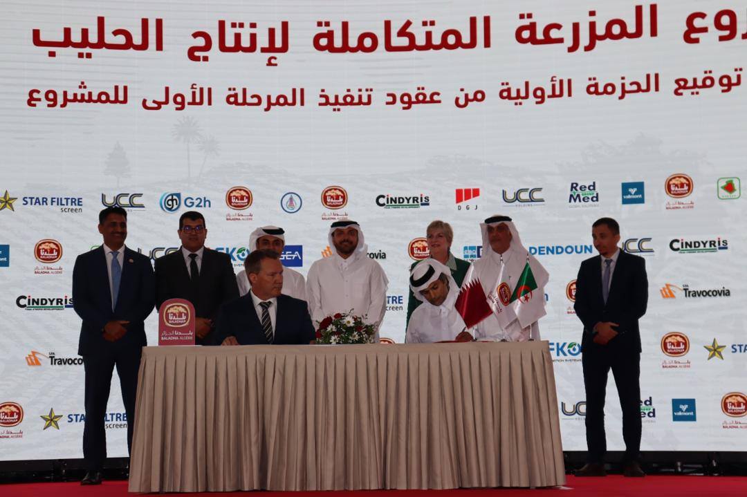 Signature des contrats du projet Baladna Algérie à Alger, pour la première phase du complexe laitier d’Adrar, en présence de responsables algériens et qataris.