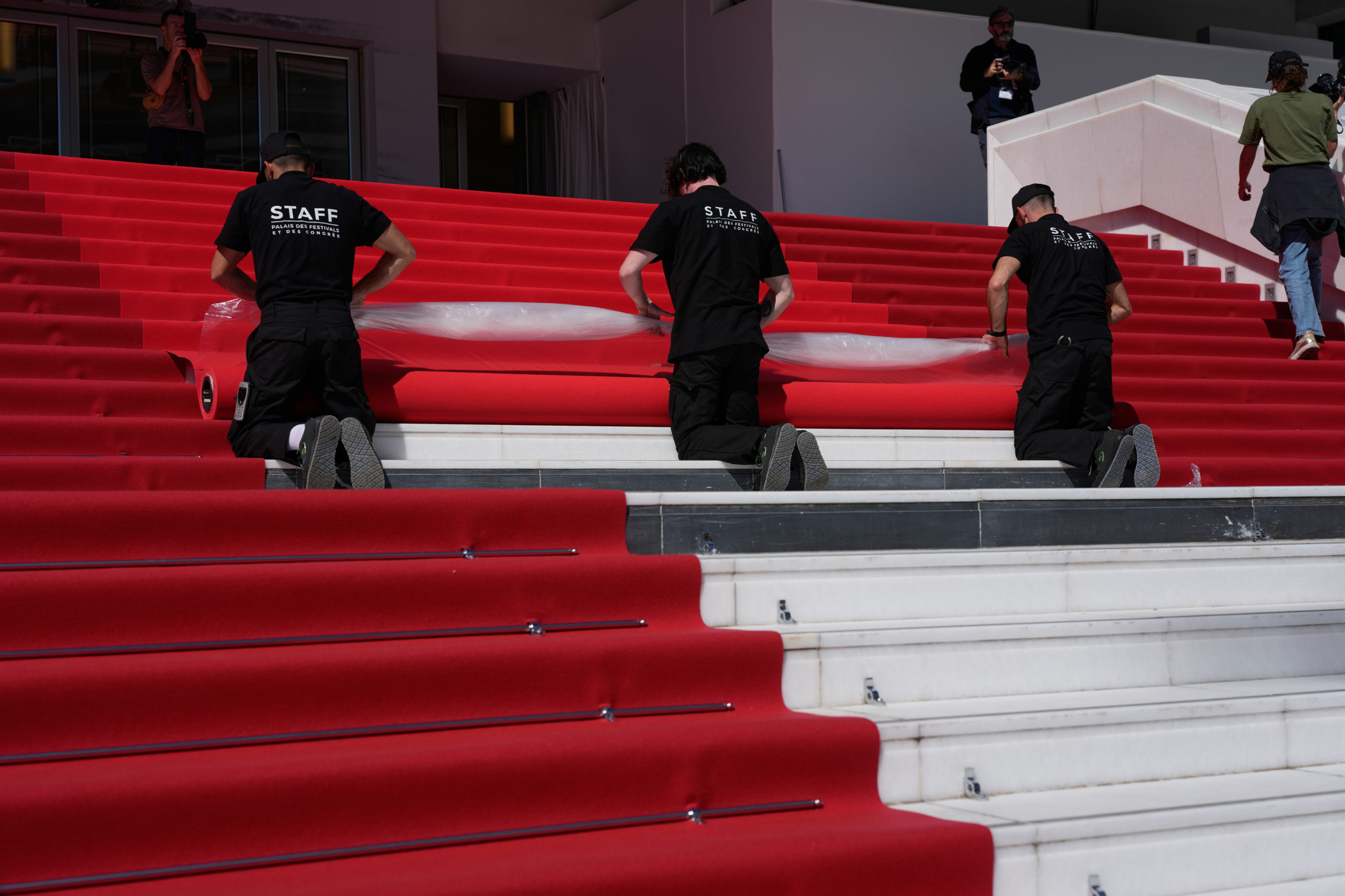 Le Festival de Cannes 79 vu depuis un regard algérien, entre tapis rouge, soft power français, montée de l’extrême droite et absence du cinéma algérien.