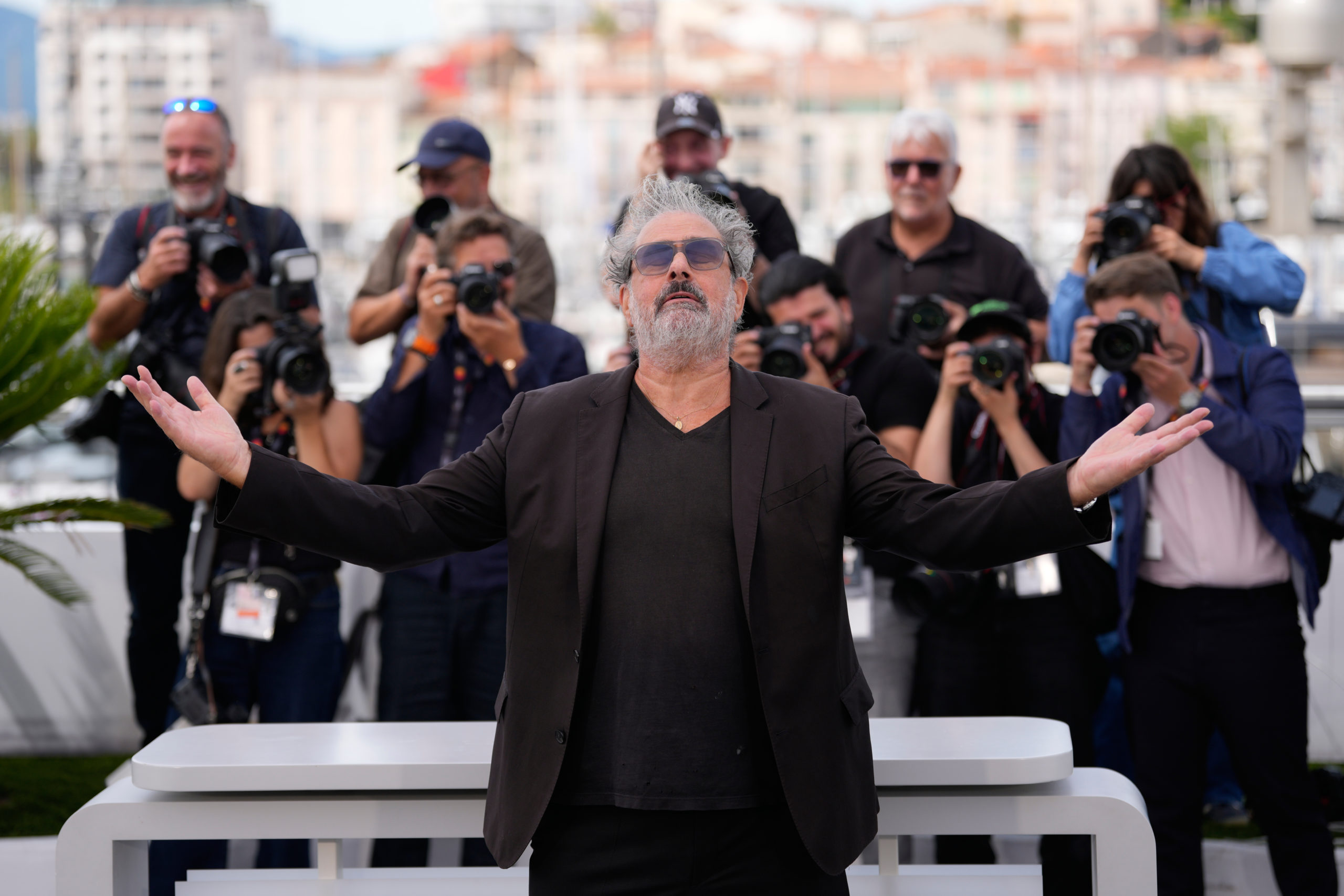 Le Festival de Cannes 79 vu depuis un regard algérien, entre Ghaza, intelligence artificielle, tapis rouge, influenceurs cinéma et mutation de la critique.