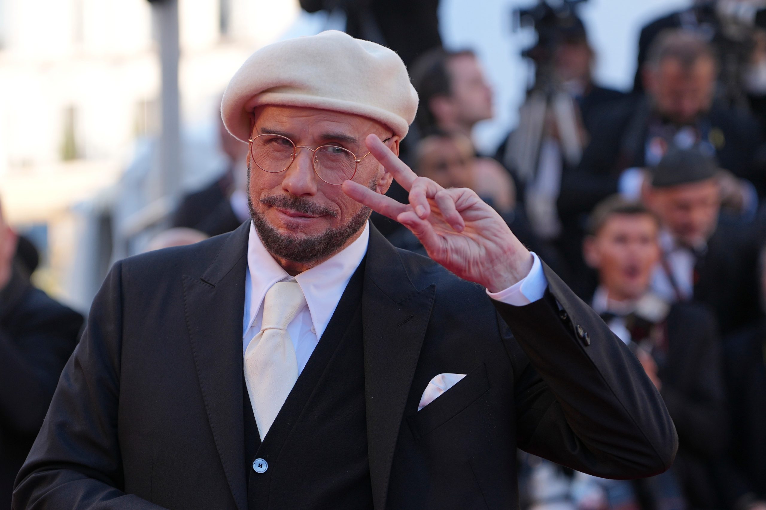 Le Festival de Cannes 79 vu depuis un regard algérien, entre John Travolta, Omar Gatlato, Boualem Benani, Poupeya et la mémoire populaire du cinéma algérien.