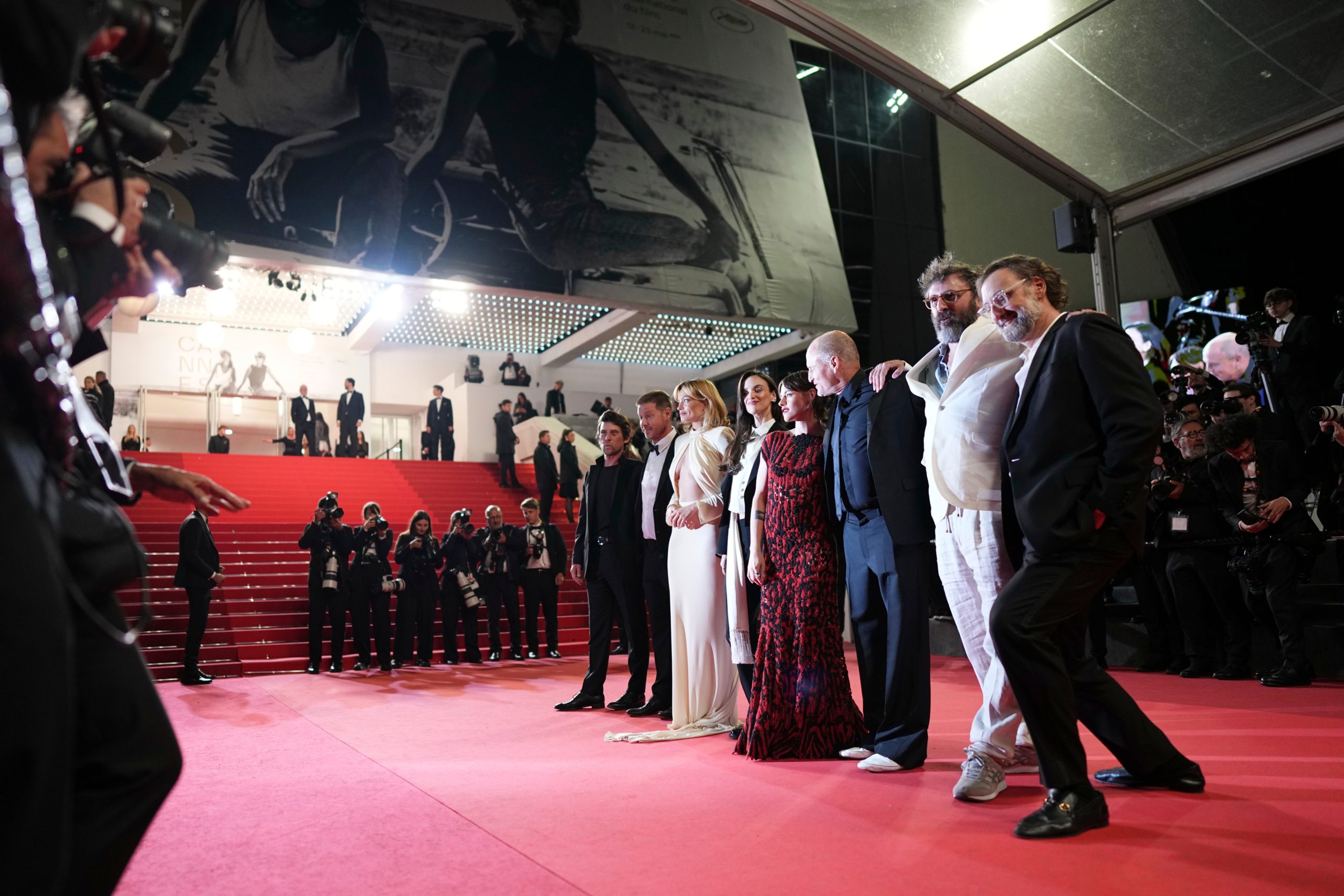 Le Festival de Cannes vu comme une machine à classer les badges, les accès, les pays, les médias et les opinions, avec l’Algérie hors champ.