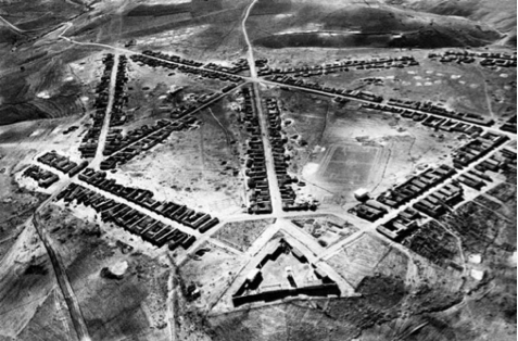 Camp de regroupement du Mezdour en Algérie, photographié en octobre 1960 par Marc Garanger.