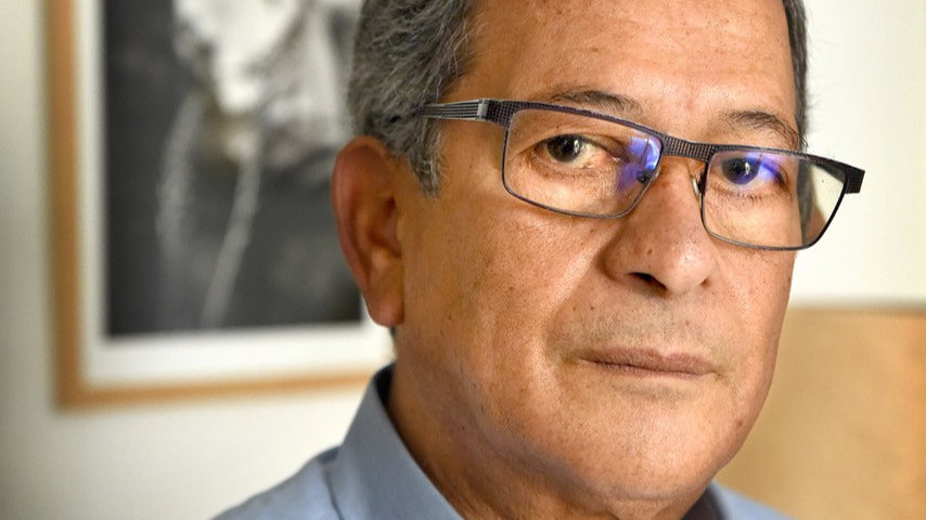 Yahia Belaskri, auteur de De sable et de vent, un livre de prose poétique publié chez Edern éditions en 2025.