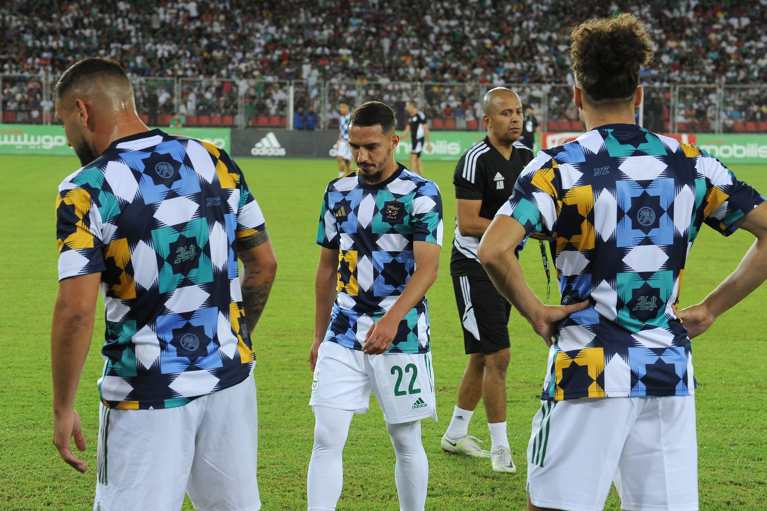 Joueurs de l’équipe d’Algérie en équipements Adidas lors d’un échauffement
