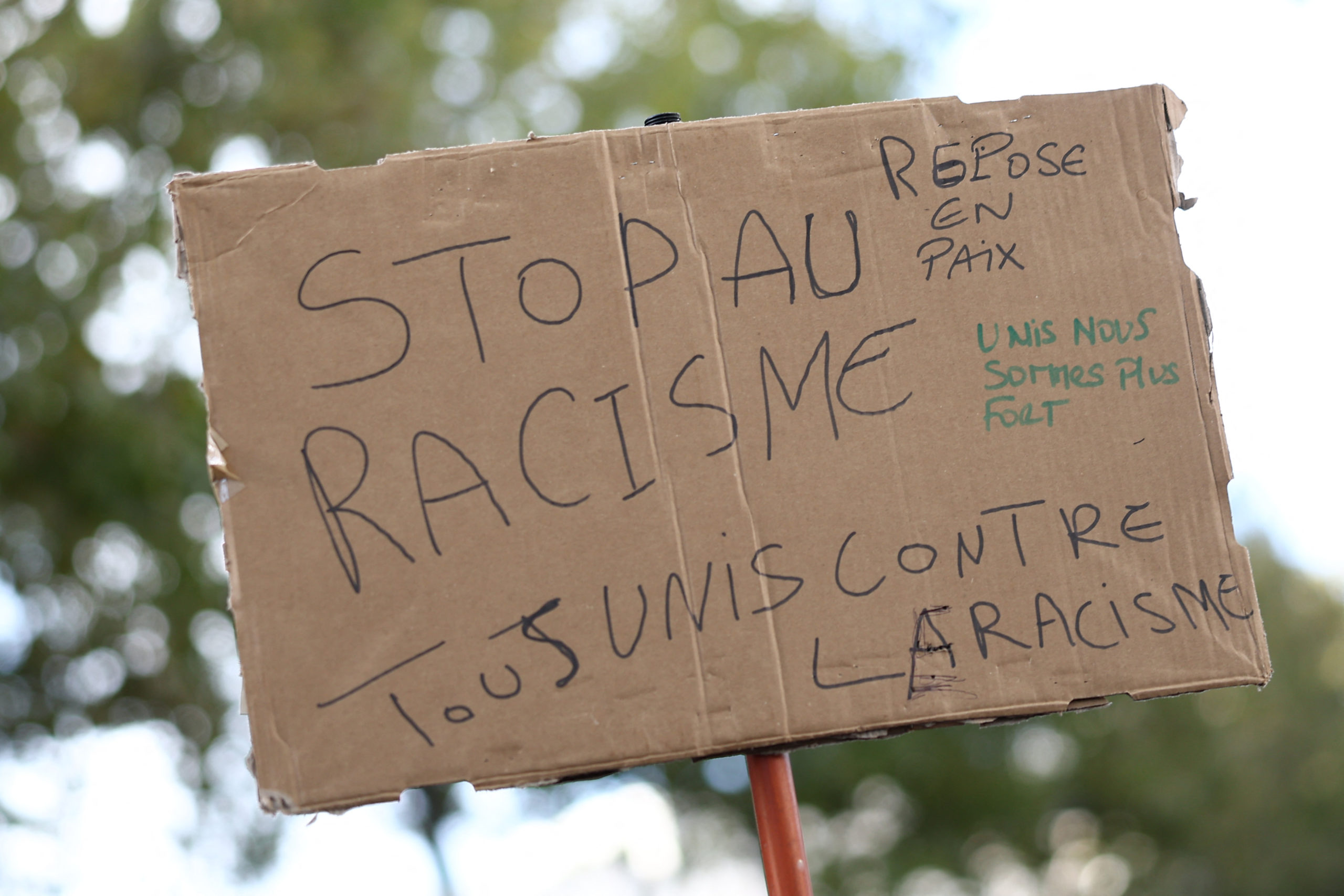 Pancarte portant les inscriptions « Stop au racisme » et « Tous unis contre le racisme », lors d’une marche silencieuse à Aubervilliers.