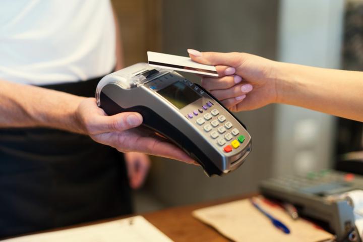 Paiement électronique : le gouvernement propose une réduction d'impôt de 10 % pour les professionnels